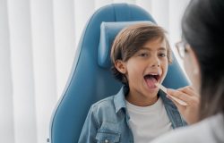 situações como rinite alérgica, herpes labial, candidíase oral ou ainda pela sín