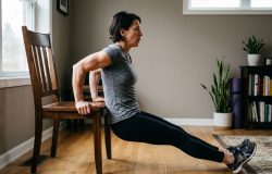 Treinos de força específicos ajudam a recuperar a firmeza muscular dos membros superiores de forma segura e gradual. – Imagem gerada por IA