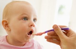 tante manter a calma, verificar se o bebê respira, se chora ou tosse, e colocar