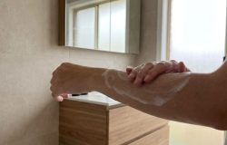 A higienização suave com as mãos preserva a proteção natural da pele e evita irritações causadas por esponjas tradicionais. – Imagem gerada por IA