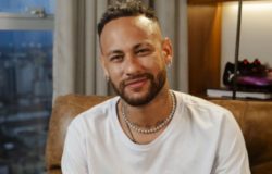 Neymar aparece na balada sem aliança durante folga da Copa do Mundo