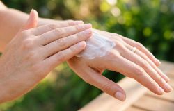 Os tratamentos dermatológicos avançados ajudam a recuperar a tonalidade uniforme da derme de forma segura. – Imagem gerada por IA