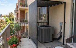 O uso de telas de sombreamento otimiza o ciclo de refrigeração e prolonga a vida útil do aparelho. – Imagem gerada por IA