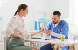 exemplo. A diabetes gestacional pode surgir em mulheres que possuem histórico fa