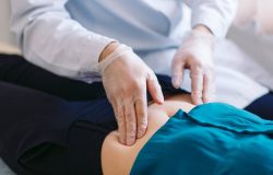 condições mais sérias como cirurgia de hérnia umbilical, onfalite e piercing inf