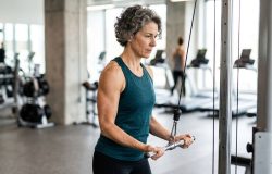 Exercícios isolados de tríceps garantem maior definição e firmeza aos membros superiores. – Imagem gerada por IA