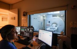 procedimentos estratégicos. A tomografia por emissão de pósitrons, o PET-CT, usa