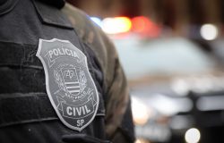 tavam nenhum objeto ilícito. O capturado foi conduzido à delegacia e teve o celu