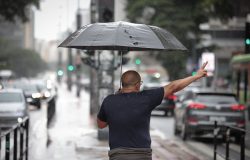 Frente fria avança sobre São Paulo com previsão de chuva e queda nas temperaturas