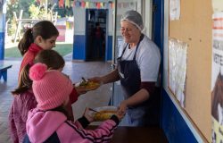 Escola rural é o primeiro imóvel a receber água tratada após 40 anos de espera em bairro de São Bento do Sapucaí: ‘agora a gente tem água limpinha para cozinhar’