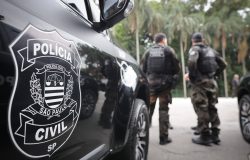 agentes da Delegacia de Investigações sobre Entorpecentes (Dise). Em sua casa fo