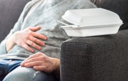 maus hábitos alimentares, infecções, gastrite, refluxo, uso de alguns medicament