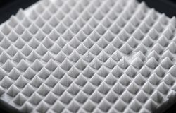 te dos materiais condutores. Ao esculpir pequenas elevações tridimensionais no ó
