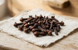 Sachês aromáticos caseiros protegem suas peças contra o mofo e mantêm o ambiente sempre renovado. – Imagem gerada por IA