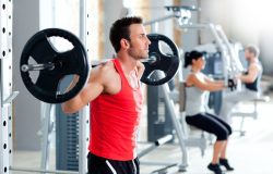Homem fazendo musculação com barra