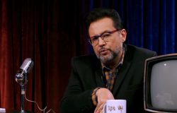 Geraldo Luís veste fio-dental em programa e surpreende apresentador: “É pequeno”