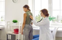 um estreitamento, compressão ou inflamação das vias aéreas, podendo estar acompa