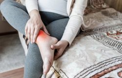 exemplo. O tratamento é indicado pelo ortopedista e pode incluir fisioterapia, m