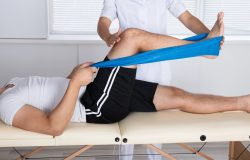 pequenos sangramentos no músculo. O tratamento da distensão muscular é feito pel