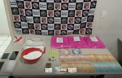 ções de cocaína e maconha, além de dinheiro e materiais para o tráfico. A Políci