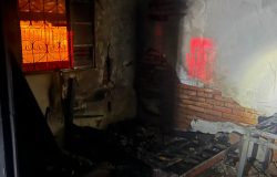 populares sobre o incêndio. Ao chegarem ao endereço, os policiais encontraram o