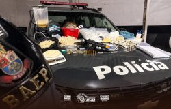 ções da droga embaladas a vácuo, dois tijolos e três tijolos médios de cocaína