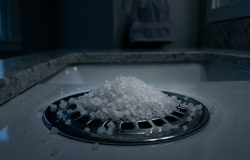Aplicar sal grosso nos encanamentos à noite garante uma limpeza profunda e duradoura. – Imagem gerada por IA