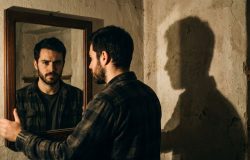O autoconhecimento e a aceitação da própria sombra são fundamentais para alcançar o equilíbrio duradouro. – Imagem gerada por IA
