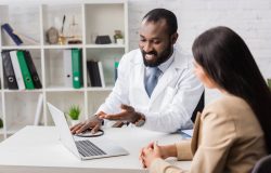 exemplo, o teste de ApoB pode ser solicitado quando o colesterol LDL está normal