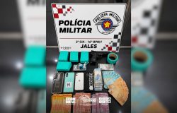 tráfico de drogas. O criminoso, que saía de uma residência carregando uma sacola