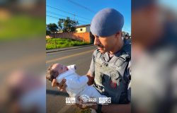 uma motorista que buzinava e pedia ajuda. Em estado de desespero, a mãe carregav