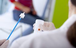 bactérias transmitidas durante a relação sexual, como Neisseria gonorrhoeae e Ch