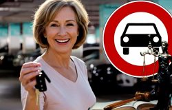 Ilustração de idosa em estacionamento (Foto Reprodução/Montagem/Lennita/Canva/Tv Foco)