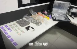 tráfico de drogas e posse ilegal de arma de fogo em Sorocaba. A abordagem ocorre