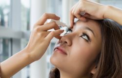 bactérias ou fungos, como conjuntivite, dermatite e furúnculo. Quando associado
