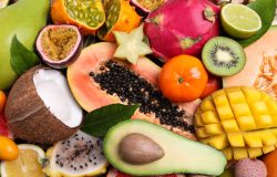 exemplo. Os benefícios das frutas se devem ao fato de estes alimentos terem ótim