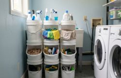 O uso de recipientes reaproveitados promove uma organização sustentável e econômica para o lar. – Imagem gerada por IA