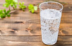conter gás carbônico, o consumo de grandes quantidades desta bebida pode provoca