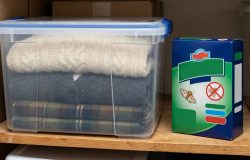 A utilização segura da naftalina requer recipientes vedados para evitar a contaminação do ambiente residencial. – Imagem gerada por IA