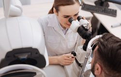 uma alteração que pode deixar a visão embaçada. Nesse procedimento, o laser Nd:Y