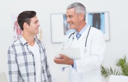 traumas, acidentes, queimaduras ou doenças, além de ser uma opção para homens tr