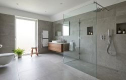 Ducha italiana ganha força em projetos de arquitetura e deve substituir bases de chuveiro