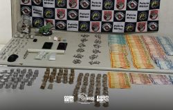 Operação policial desarticula ponto de tráfico de drogas em adega de Marília