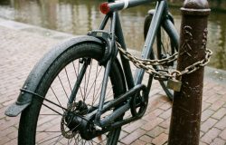 Segurança de bicicletas na Holanda: por que um cadeado sozinho não basta para proteger seu veículo