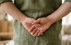 O que a psicologia revela sobre caminhar com as mãos atrás das costas