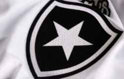 Botafogo avalia rescisão de contrato com zagueiro Bastos após ausência prolongada