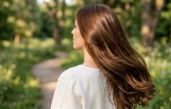 Henna pura se destaca como alternativa natural para cobrir cabelos brancos e restaurar o brilho