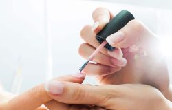 Esmalte duradouro: a técnica japonesa que revoluciona a manicure e protege as unhas