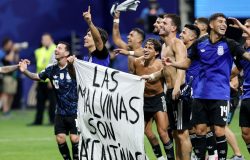 Jogadores argentinos e a faixa das Malvinas: o gesto que reacende uma disputa histórica