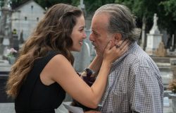 Francesca sabota o novo relacionamento de Otoniel em Quem Ama Cuida